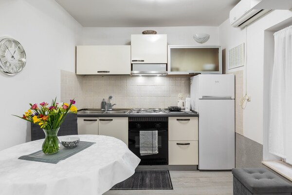 Gerenoveerd studio-appartement in historisch hart van Split met gedeelde tuin - thumbnail 4