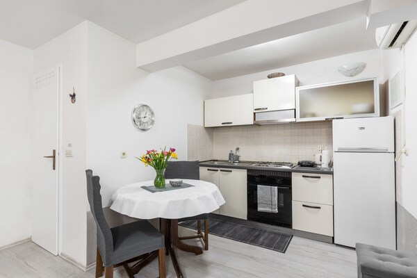 Gerenoveerd studio-appartement in historisch hart van Split met gedeelde tuin - thumbnail 6