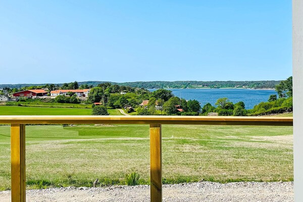 Op 350 m van zee: Stijlvol vakantiehuis in Uddevalla voor 8 personen - thumbnail 4