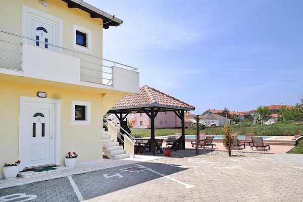 Knus appartement voor 4 op vakantiepark, 150m van zee in Privlaka - thumbnail 2