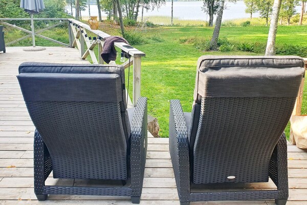 Zweeds vakantiehuis bij meer met royale houtterras en weids uitzicht - thumbnail 5