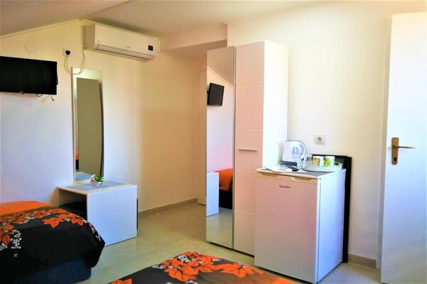 Twin Room 3 in Karin Gornji: dichtbij strand en met seizoensbad - thumbnail 2