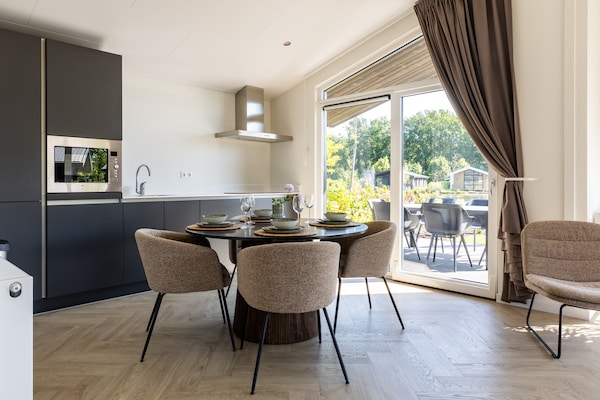 Modern chalet aan sfeervolle vijver in Veldhoven, 4 pers. - thumbnail 3