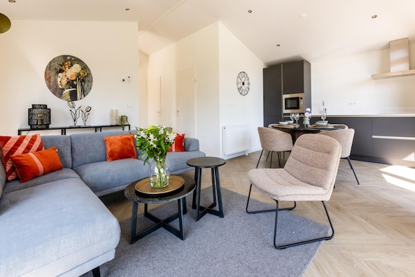 Modern chalet aan sfeervolle vijver in Veldhoven, 4 pers. - thumbnail 1