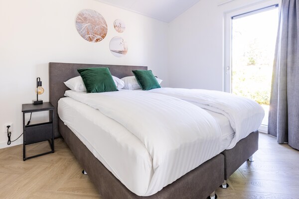 Modern chalet aan vijver met sauna in Veldhoven - thumbnail 4