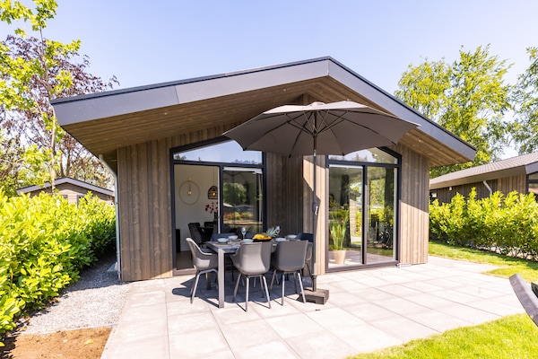 Modern chalet aan vijver met sauna in Veldhoven - thumbnail 1