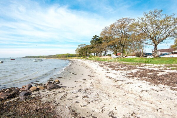 Vrijstaand vakantiehuis op 10 meter van de zee in Hou, voor 8 personen - thumbnail 4