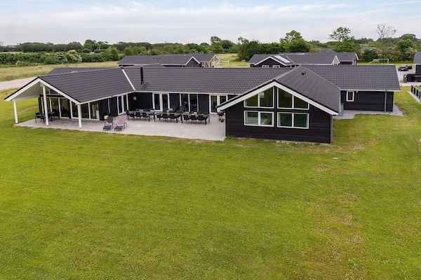 Op 1,3 km van zee: ruim vakantiehuis in Grenaa voor 30 personen - thumbnail 1