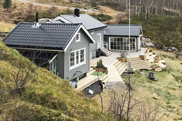 Vrijstaand vakantiehuis aan fjord met privéstrand en sauna op Sandhornøy - thumbnail 4