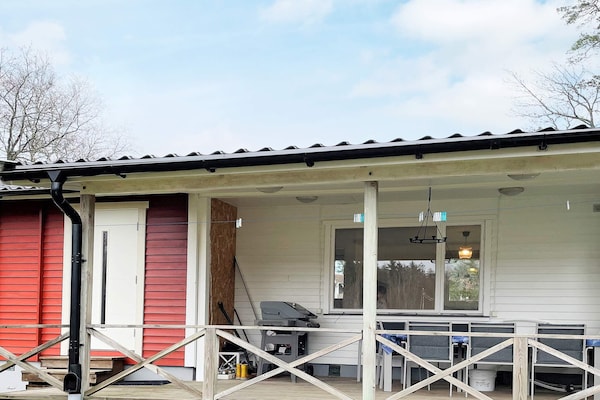 Gerenoveerd vakantiehuis met apart gastenverblijf vlakbij zee op Tjörn - thumbnail 1
