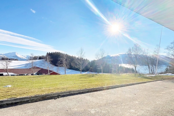 Ruim appartement op boerderij met panoramisch fjorduitzicht bij Averøy - thumbnail 2