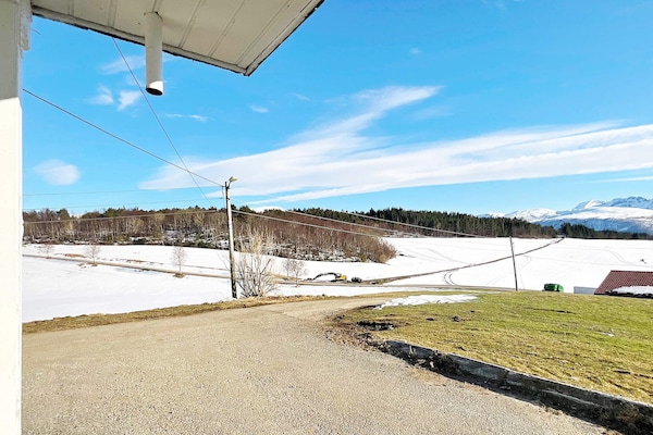 Ruim appartement op boerderij met panoramisch fjorduitzicht bij Averøy - thumbnail 3
