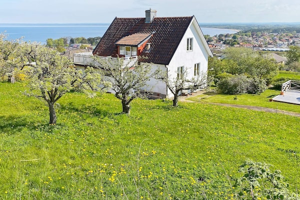 Karaktervolle villa met zeezicht op loopafstand van Båstad centrum - thumbnail 1