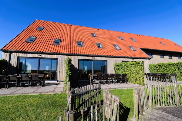 Moderne Friese villa in Leons: luxe vakantiehuis voor 10 personen - thumbnail 1