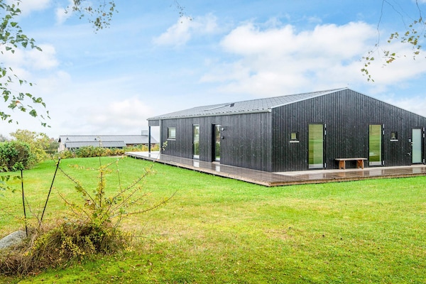 Op 350 m van zee: Modern vakantiehuis in Rønde met zeezicht - thumbnail 1