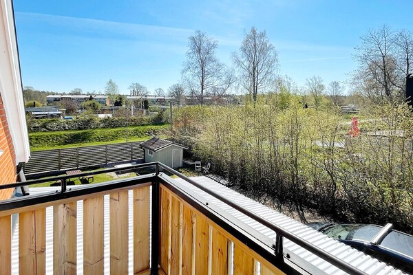 Rustiek vakantiehuis op een groene golfbaan in Sibbhult - thumbnail 5