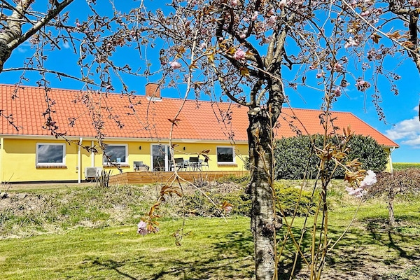 Gerenoveerd landhuis aan de golfbaan bij Østervrå, 4 personen - thumbnail 1