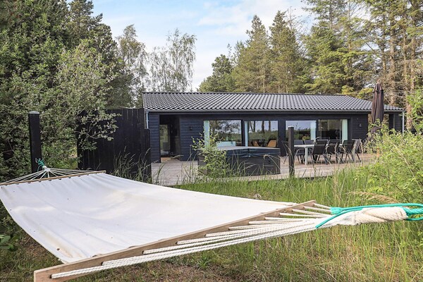 Modern vakantiehuis met buitenwhirlpool nabij zee in Ålbæk - thumbnail 1