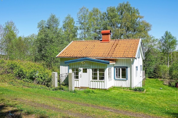 Traditioneel Zweeds houten huisje met golfbaan op loopafstand in Fjällbacka - thumbnail 1
