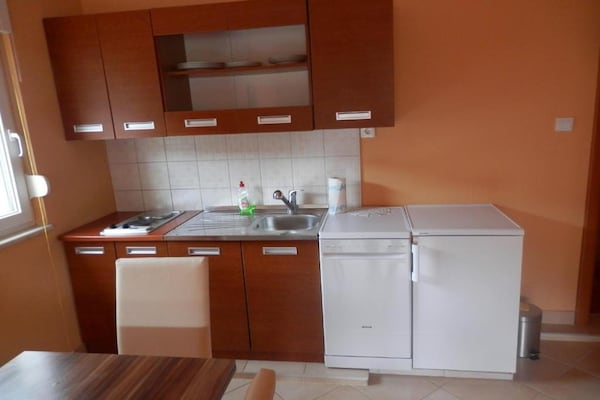 Op 300 m van het strand: Comfortabel appartement in Jelsa - thumbnail 2