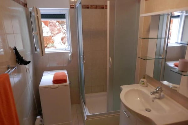 Op 300 m van het strand: Comfortabel appartement in Jelsa - thumbnail 4