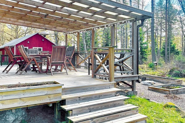 Vrijstaand vakantiehuis aan het meer met sauna en terras nabij Mörlunda - thumbnail 2
