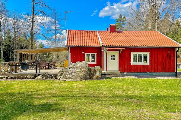 Vrijstaand vakantiehuis aan het meer met sauna en terras nabij Mörlunda - thumbnail 6