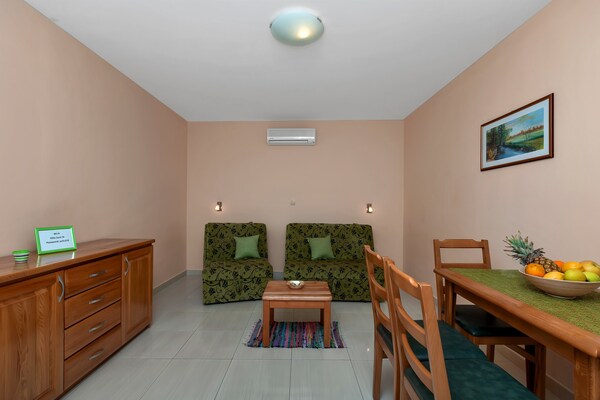 Rustig appartement met balkon op 400m van het strand in Baška Voda - thumbnail 2