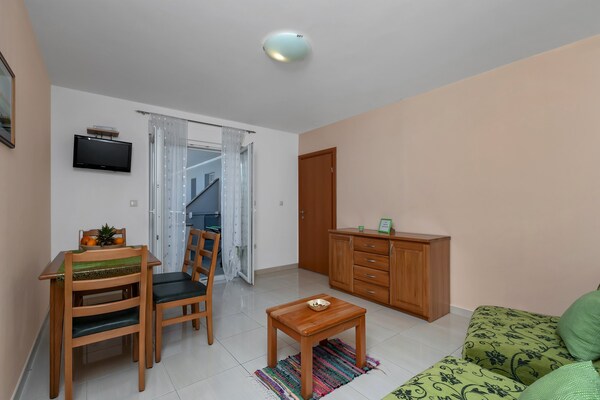 Rustig appartement met balkon op 400m van het strand in Baška Voda - thumbnail 3