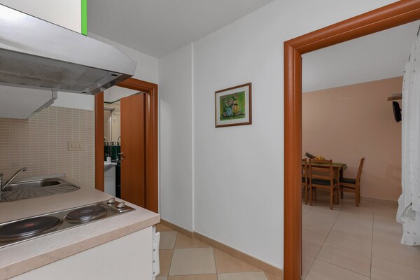 Rustig appartement met balkon op 400m van het strand in Baška Voda - thumbnail 6