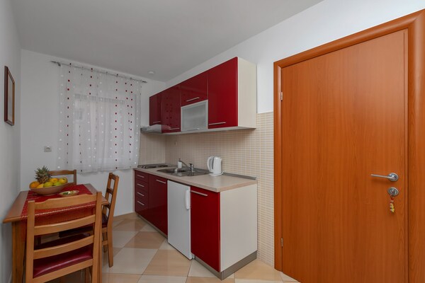 Zonnig appartement met balkon op 400m van strand in Baška Voda - thumbnail 5