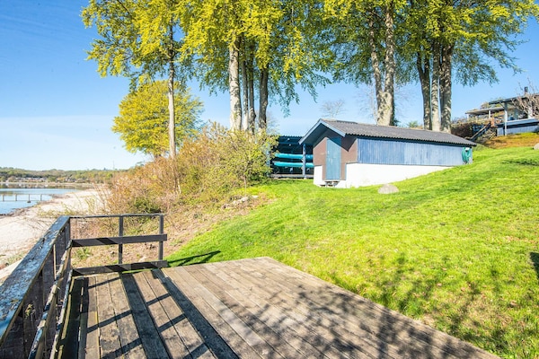 Panoramavakantiehuis direct aan zee met privéstrand in Hejlsminde - thumbnail 4