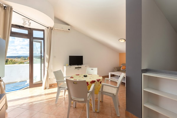 Apartments Ilija Njavro - One Bedroom Apartment with Terrace and Sea View (Apartment 4) - thumbnail 4