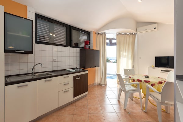 Apartments Ilija Njavro - One Bedroom Apartment with Terrace and Sea View (Apartment 4) - thumbnail 5