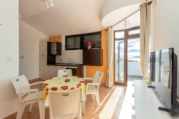 Apartments Ilija Njavro - One Bedroom Apartment with Terrace and Sea View (Apartment 4) - thumbnail 2