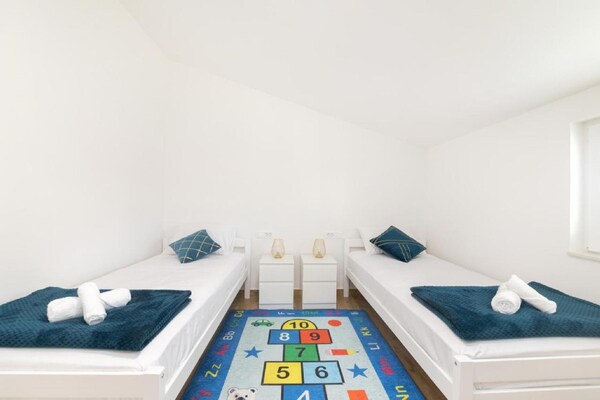 Ruim 3-slaapkamerappartement met balkon en gedeeld zwembad in Radovin - thumbnail 6