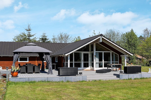 Vrijstaand vakantiehuis met sauna en whirlpool op 500 meter van zee bij Hadsund - thumbnail 1