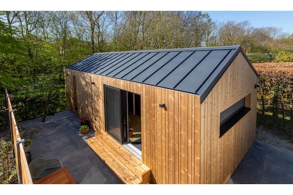 Tinyhouse La Mouette: minimalistisch genieten tussen bos en duinen in Zoutelande - thumbnail 1