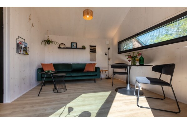 Tinyhouse La Mouette: minimalistisch genieten tussen bos en duinen in Zoutelande - thumbnail 2
