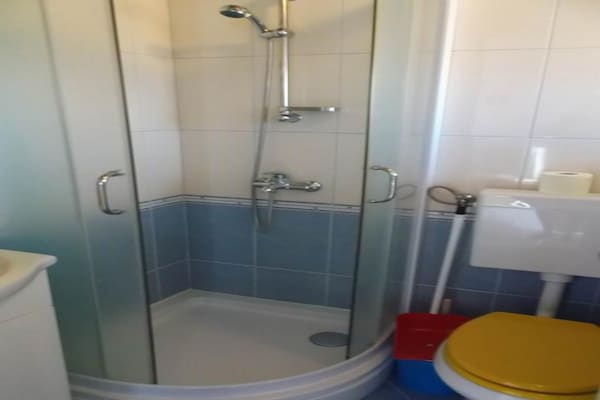 Op 500 m van het strand: Comfortabel appartement op Murter - thumbnail 6