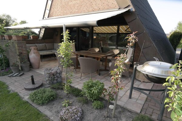 Nurdachhaus Krusendorf: Gezellig vakantiehuis met open haard, 150m van zee - thumbnail 3