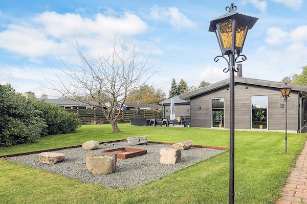 Vrijstaand vakantiehuis met whirlpool op 850m van strand Marielyst, Denemarken - thumbnail 1