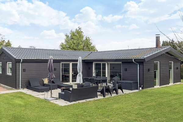 Vrijstaand vakantiehuis met whirlpool op 850m van strand Marielyst, Denemarken - thumbnail 2