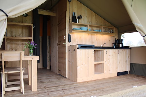 Luxe glamping tent met badkamer in hart van waterrijk Friesland - thumbnail 3