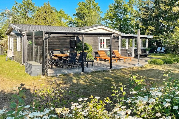 Zweeds vakantiehuis aan de golfbaan, 250 meter van zee en meer - thumbnail 2