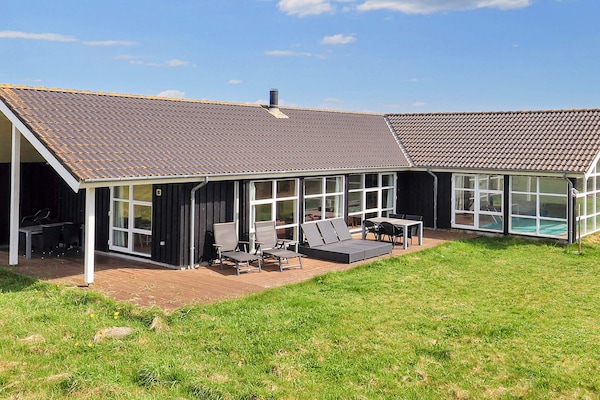 Ruim vakantiehuis voor 12 met privézwembad, sauna en whirlpool op 500m van strand - thumbnail 1