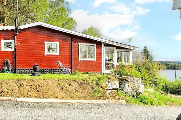 Authentiek Zweeds vakantiehuis met uitzicht op het meer Vågsjön in Enviken - thumbnail 1