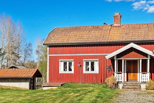 Sfeervol Zweeds vakantiehuis uit 1850 bij meer op 100m in Ljusdal - thumbnail 2