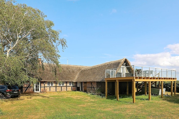Sfeervol rietgedekt vakantiehuis bij Sakskøbing met uitzicht op zee - thumbnail 1
