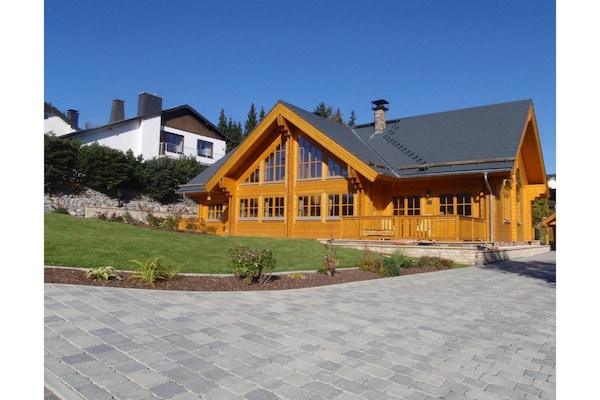 Luxe blokhut in Willingen op 100m van de skilift met sauna en beek - thumbnail 1